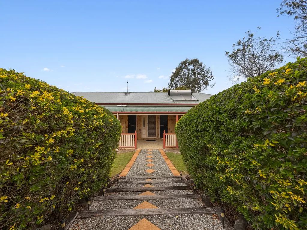 Greenbank 4chambre Owner's Committed Elsewhere - Move in Ready!