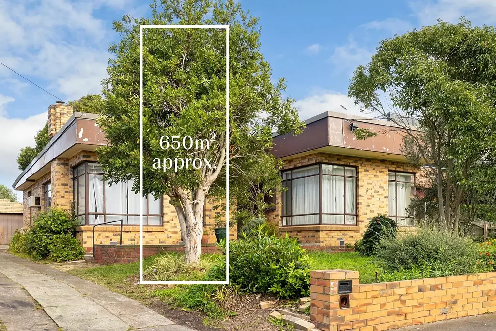 Bentleigh 2房 深宅地块650㎡ 50年代砖砌经典 宽敞入口 双层蚀刻玻璃门 复古厨房 怀旧浴室 绿意后花园 靠近学校设施 中心区域近便 London’s calling with land aplenty