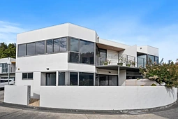 12/82 Sandy Bay Road, Battery Point