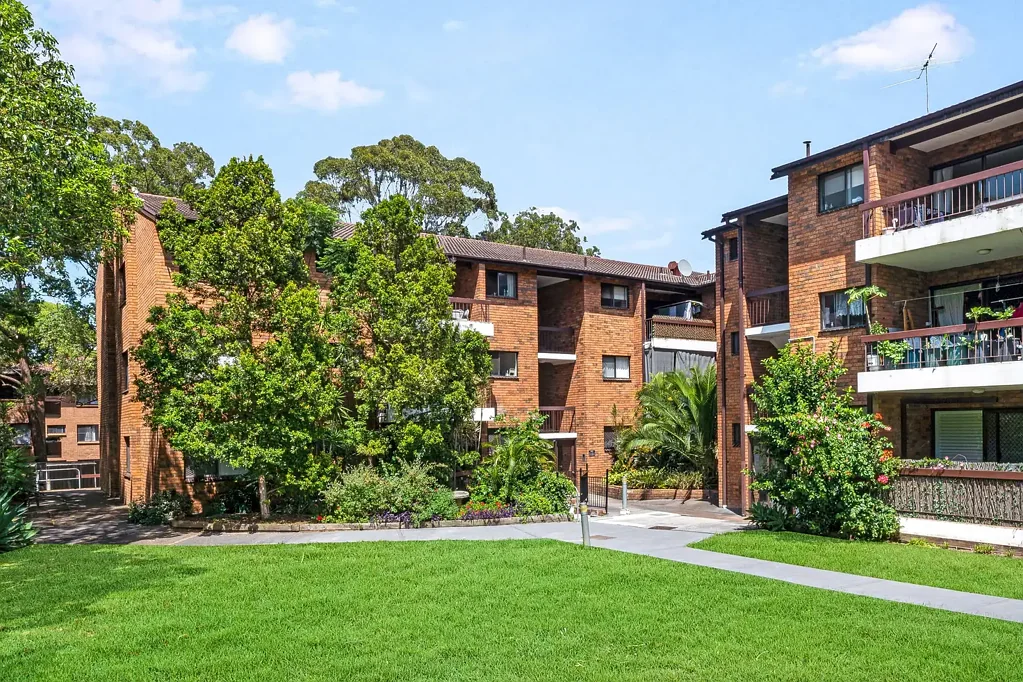 Bankstown 2ห้องนอน Renovator's Dream - 2-Bedroom Unit with Lock-Up Garage in Prime Location