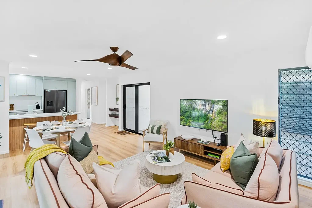 Mooroobool 3房  Renovated Luxe Tropical Oasis on Large Block with Side Access