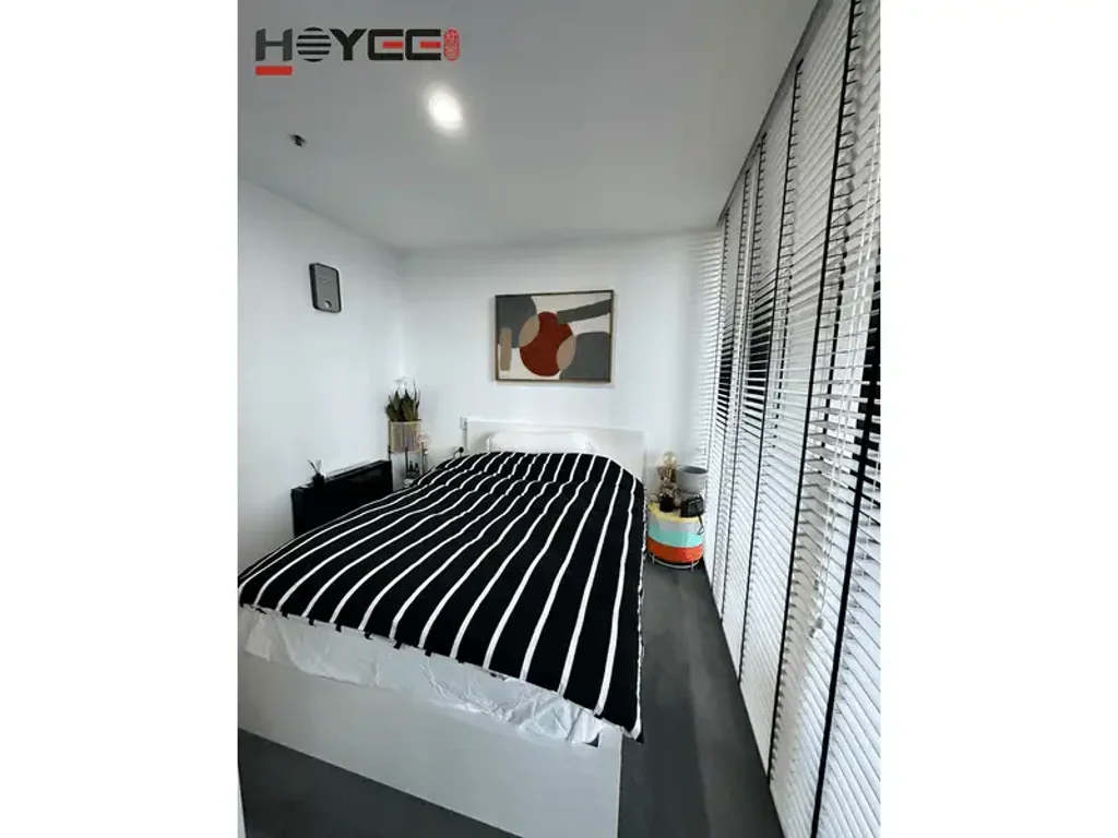 Luxury Apartment with Stunning Views and Amenities in Docklands