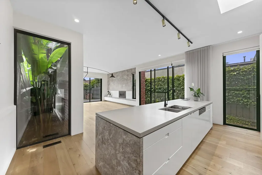 Luxury Living Near High Street Cafés, Parks & Transport