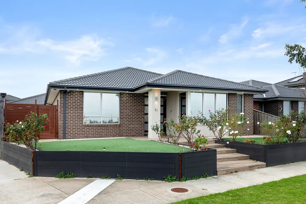 Beautiful Family Home with Alamanda School Zone!!