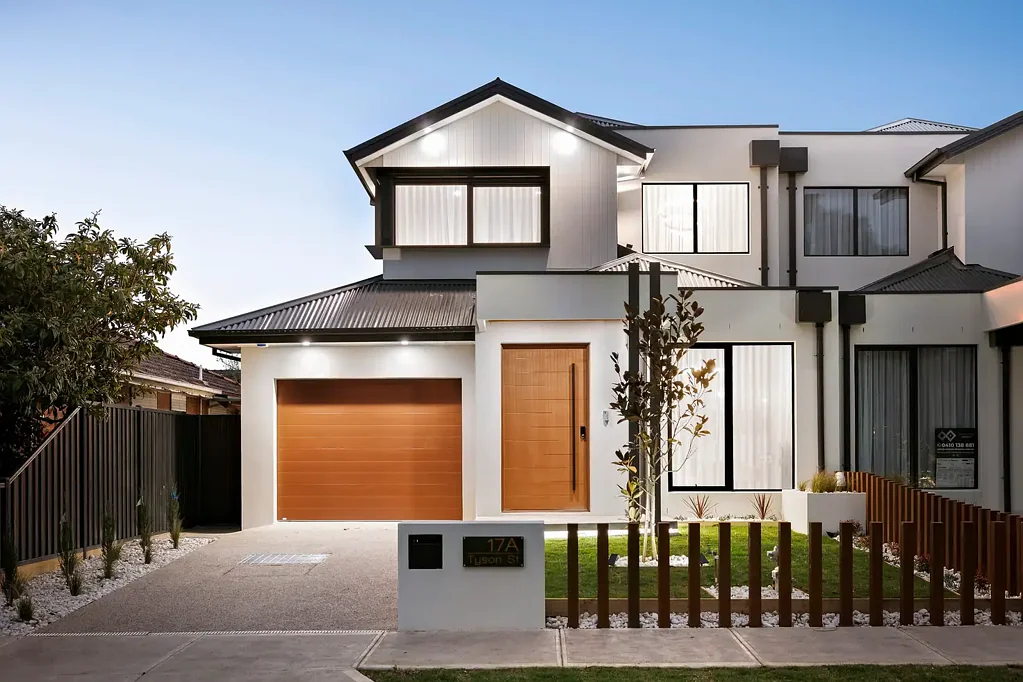 Fawkner 4房 高端配置 定制木工 美食厨房 备餐间 多个生活区 全瓷砖浴室 双主套房 Premiere Family Proportions with High-End Finishes