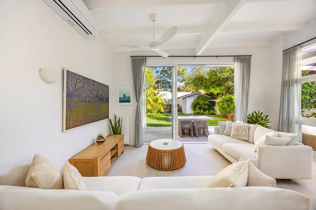 Renovated Family  Home Walk to Beach