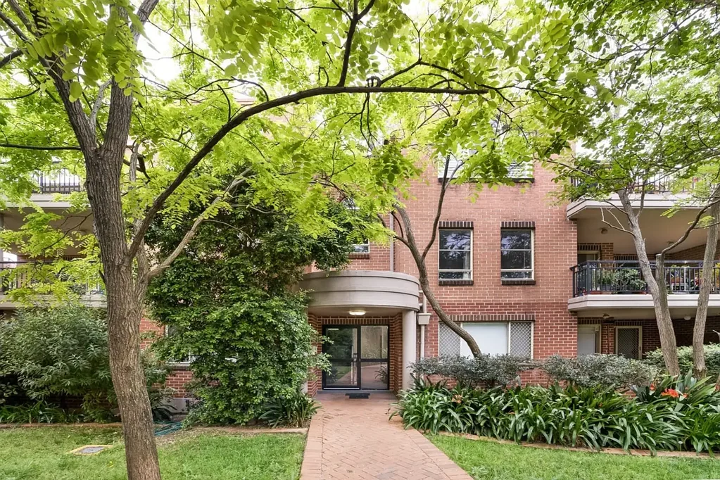 One bedroom unit with a lock up garage in a central location