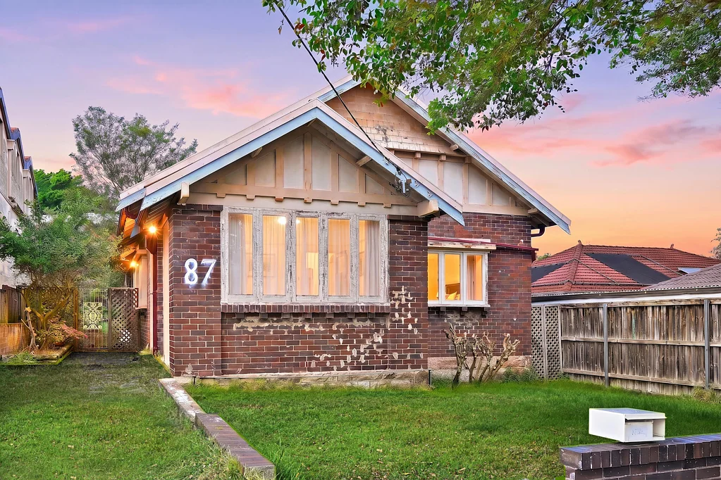 Coogee 4房 Coogee 经典住宅，占地约 487 平方米平坦地块，潜力巨大 A Coogee Classic on 487sqm Approx. Level Land with Huge Potential
