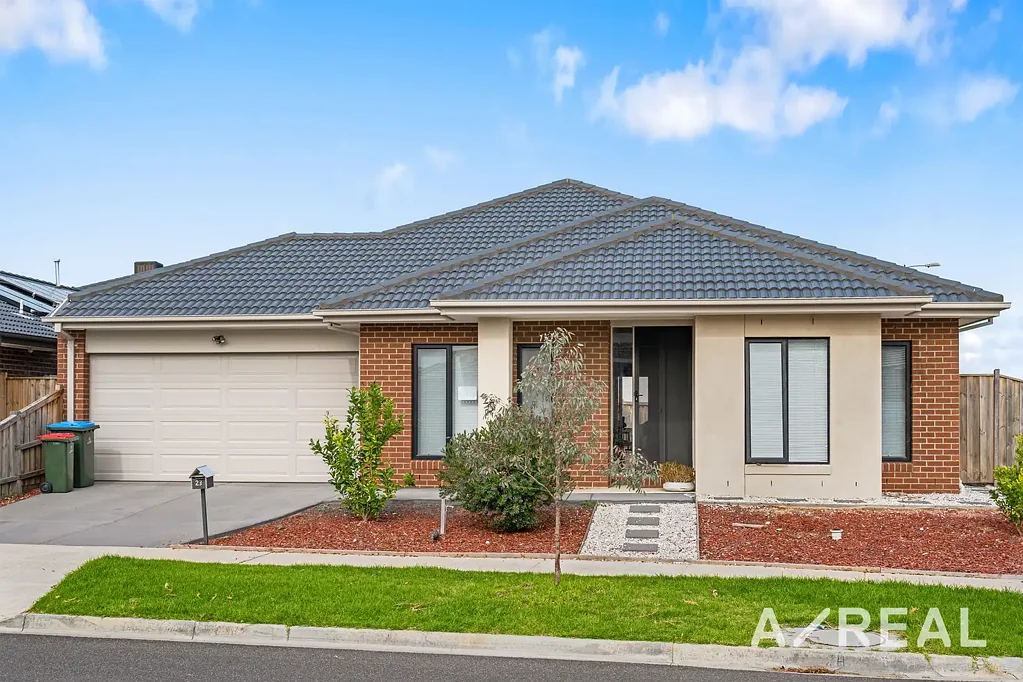 Spacious Family Living in the Prestigious Alamanda School Zone