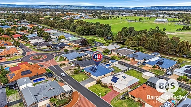 Australind 4房  Stunning Renovated Home on Large Block with Back Access to Shed & Pool!