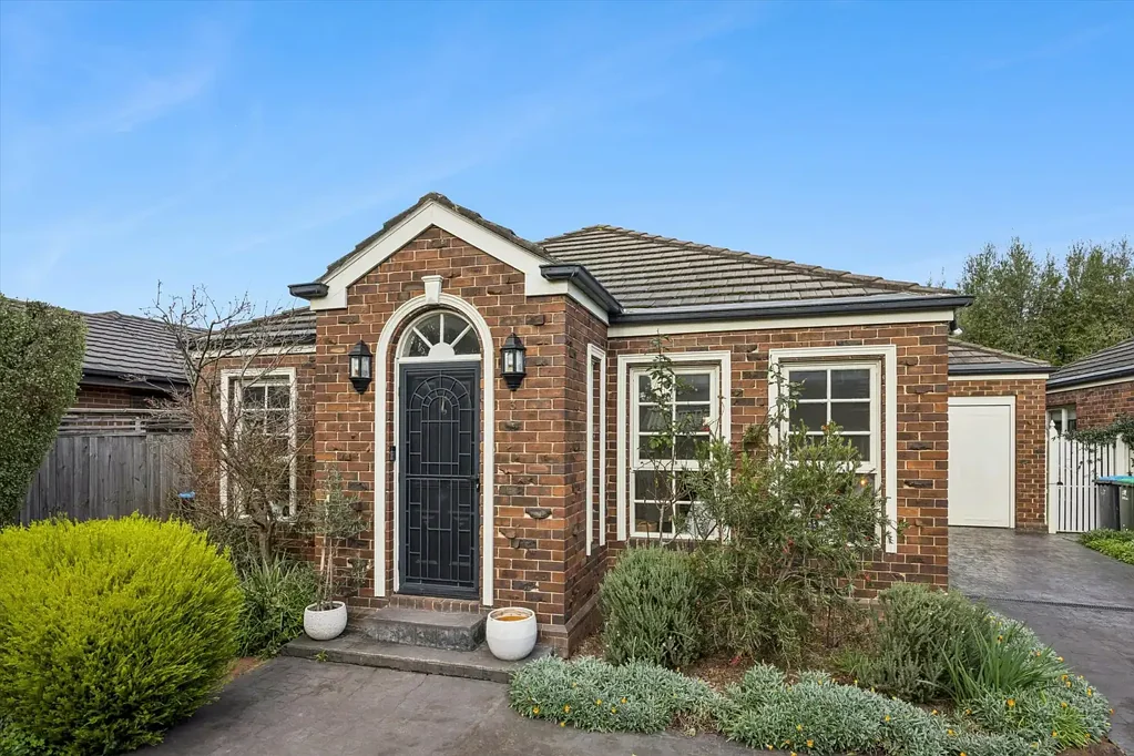 Light-Filled Unit with Deck and Desirable North-Facing Aspect