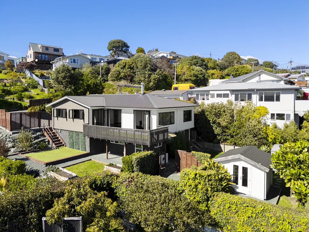 Beachville 5 Bedroom It's a Gift! Seaviews, sunshine and versatility.