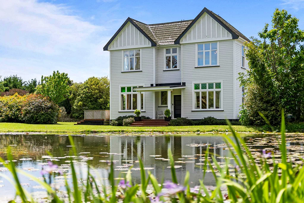 Carterton Classic charm - move in ready