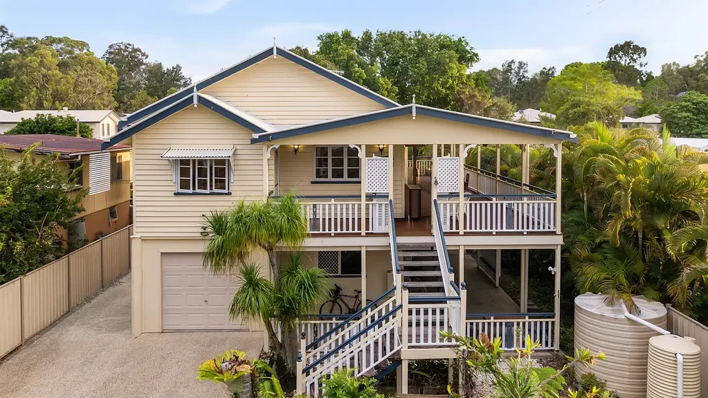 Tewantin 4房  A Little Queenslander Charm. A Whole Lot of Possibility.