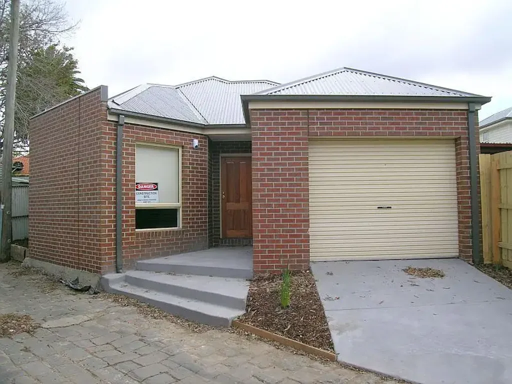 2 BEDROOM UNIT WITH HUGE COURTYARD!