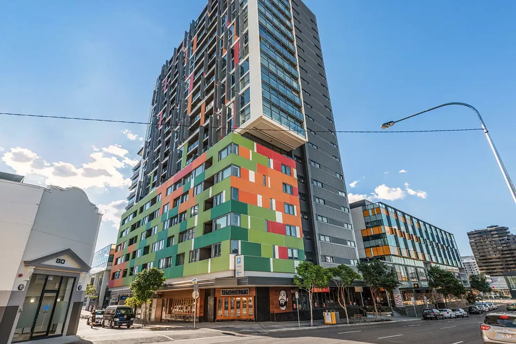 Fortitude Valley 1房 Fortitude Valley核心 地理位置优越 现代时尚公寓 宽敞舒适起居 现代厨房设备齐全 舒适卧室隐私强 私人阳台放松空间 安全建筑专用车位 交通购物餐饮便利 DECEASED ESTATE SELLER WILL MEET THE MARKET MUST BE SOLD