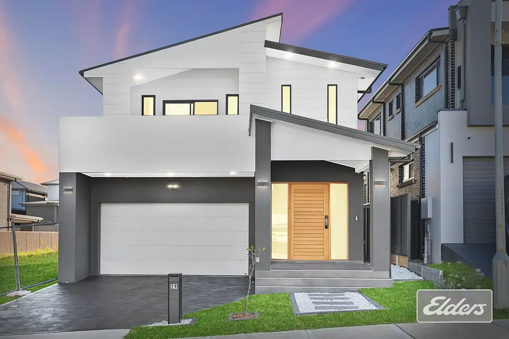 Oakville 5 Bedroom Luxurious Family Living with Outdoor Kitchen in Peaceful Oakville Setting