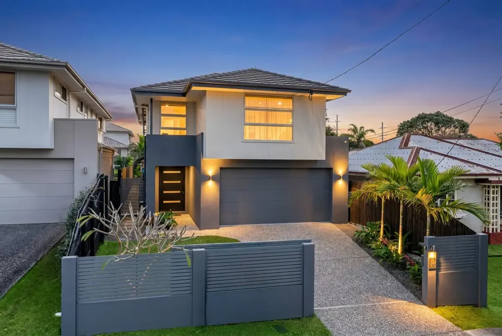Wynnum 4房 海湾微风拂面 405平米阔地 四卧奢居 采光充沛 石台面厨房 岛台储藏 室内泳池 热带花园 太阳能系统 中心地段 优质学区 Family Comfort, Privacy and Poolside Entertaining