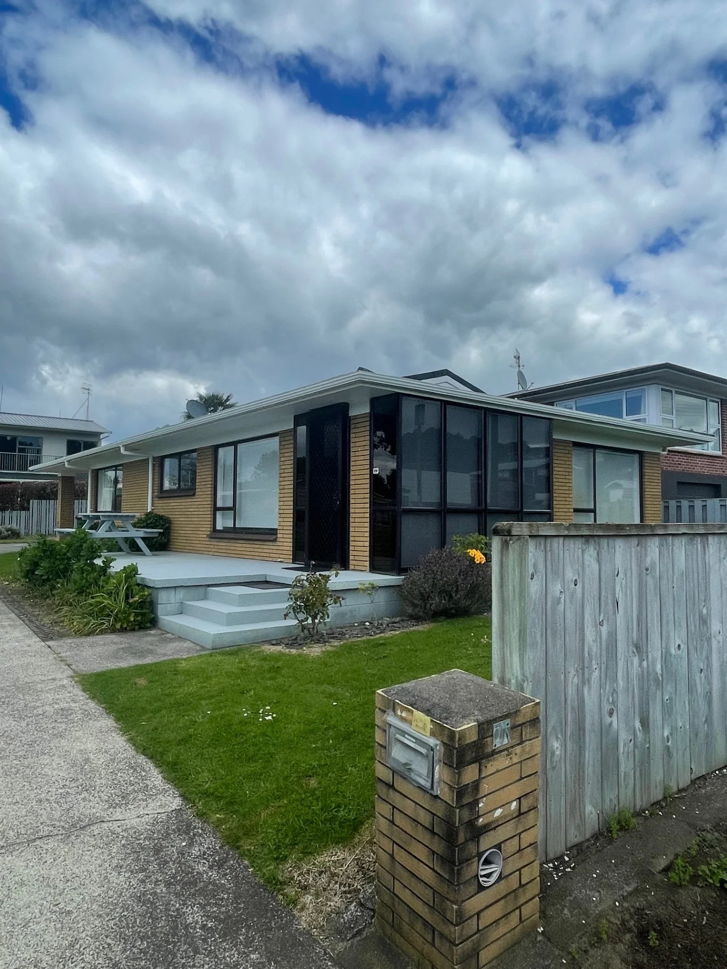Spacious Two-Bedroom Unit - Walk to Beach, School & Cafés