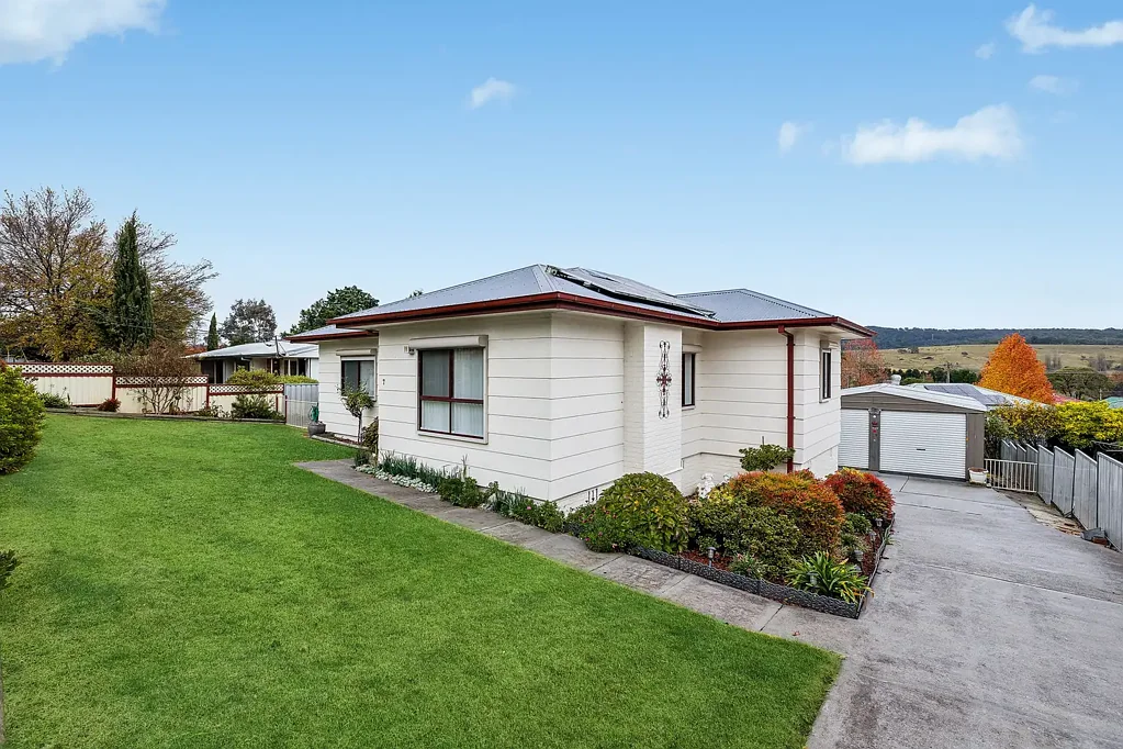 Lithgow 3房  Move-In Ready Home on a Generous, Low-Maintenance Block