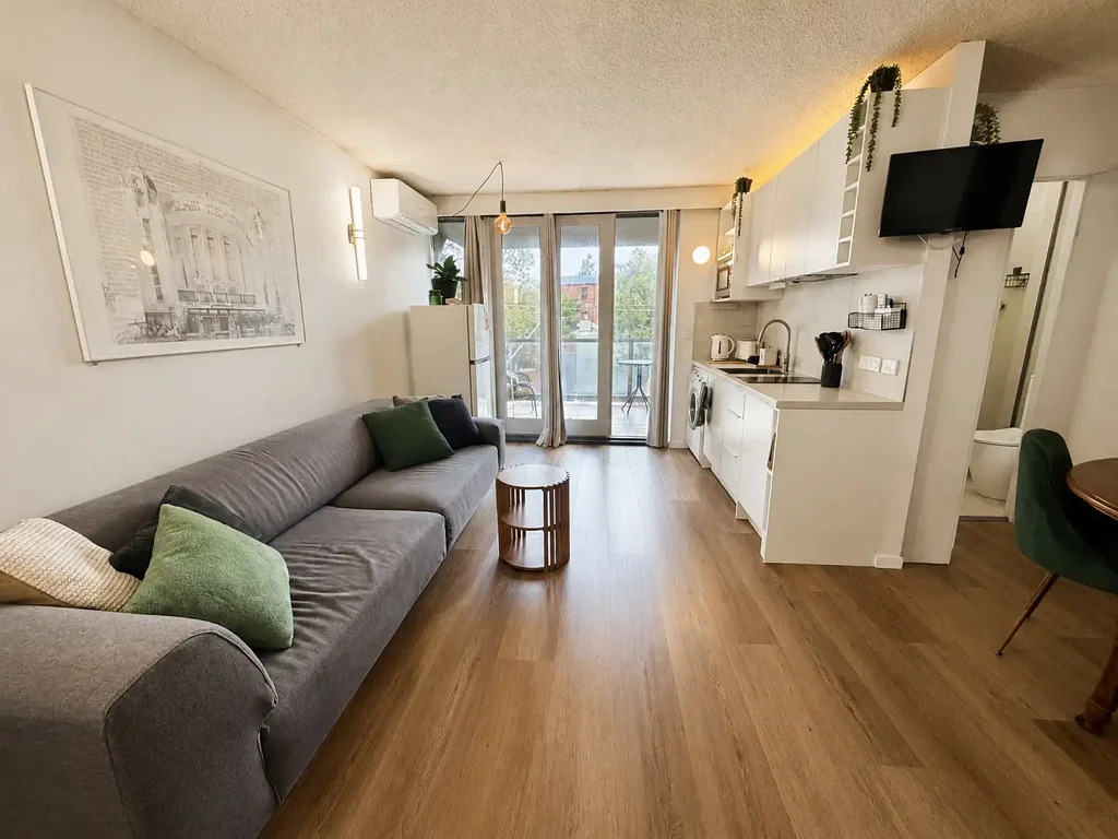 Renovated Beachside Apartment in the Heart of St Kilda - FURNISHED