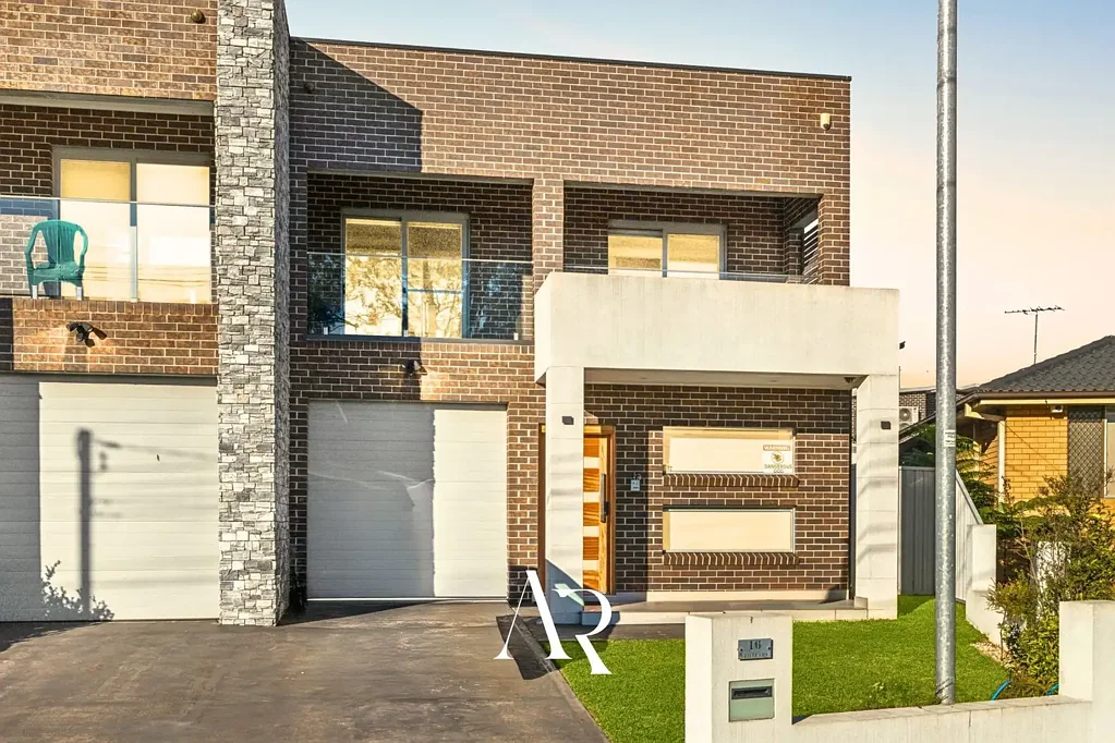 Milperra 5غرفة نوم Expansive Family Duplex with Multiple Living Zones