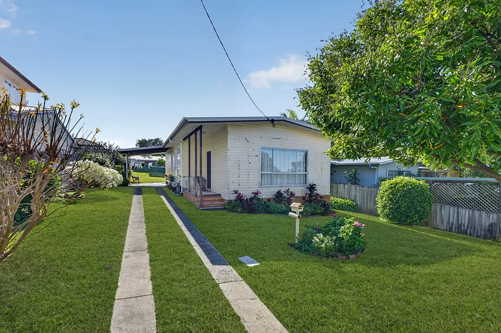 Southport 3房  ELEVATED 506m² | ORIGINAL CHARACTER COTTAGE | RENOVATE, EXTEND OR REBUILD