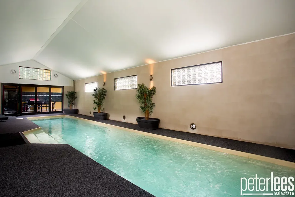 Blackstone Heights 6ਬੈੱਡਰੂਮ Breathtaking Water Views from the Two Residences 
A True Blackstone Gem