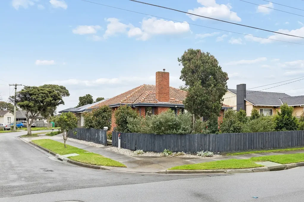 Frankston North 3Kwarto A Classic Reborn in One of the Area's Prettiest Streets