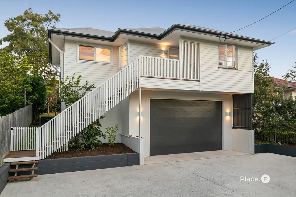 Oxley 3Kwarto Expertly renovated with size & space... not to be missed!