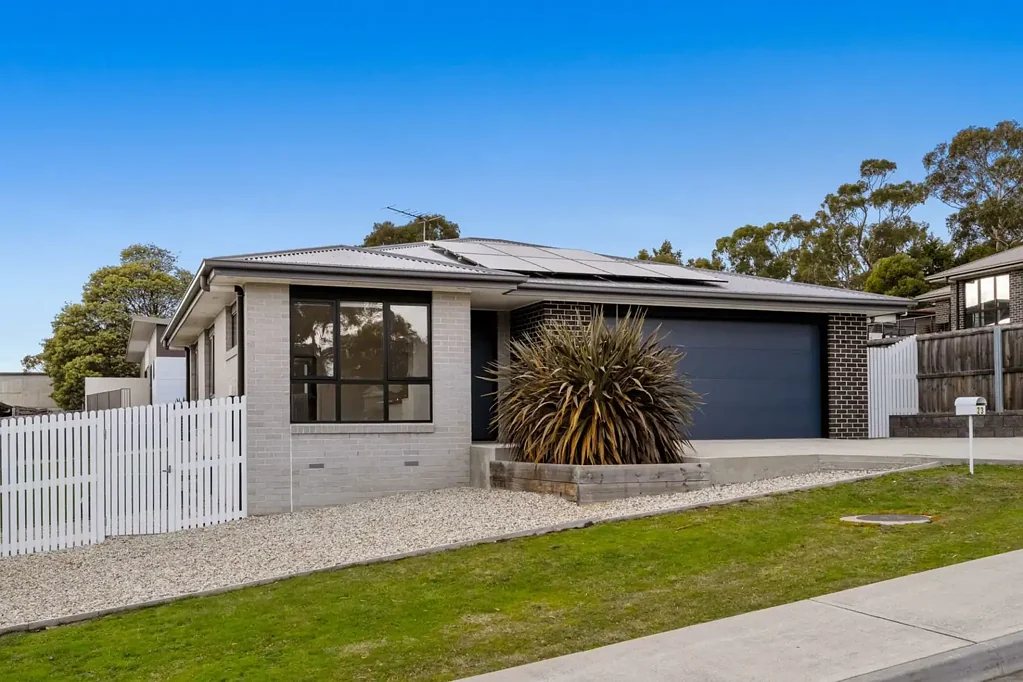 Blackmans Bay 3房  Near-New, Energy-Efficient Home with Mountain Views