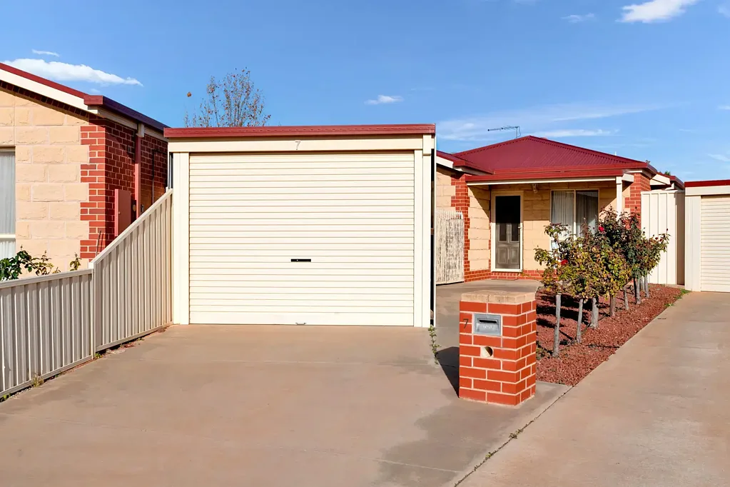 NEAT UNIT IN QUIET AREA OF RED CLIFFS