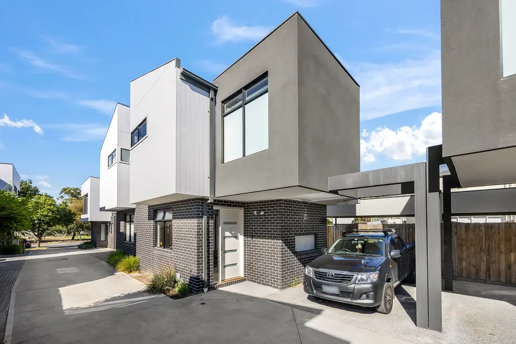 Yarraville 2ห้องนอน Unit 5, 148 Francis Street, Yarraville VIC 3013   2 bedrooms • 2 bathrooms • Study area • Backyard decking