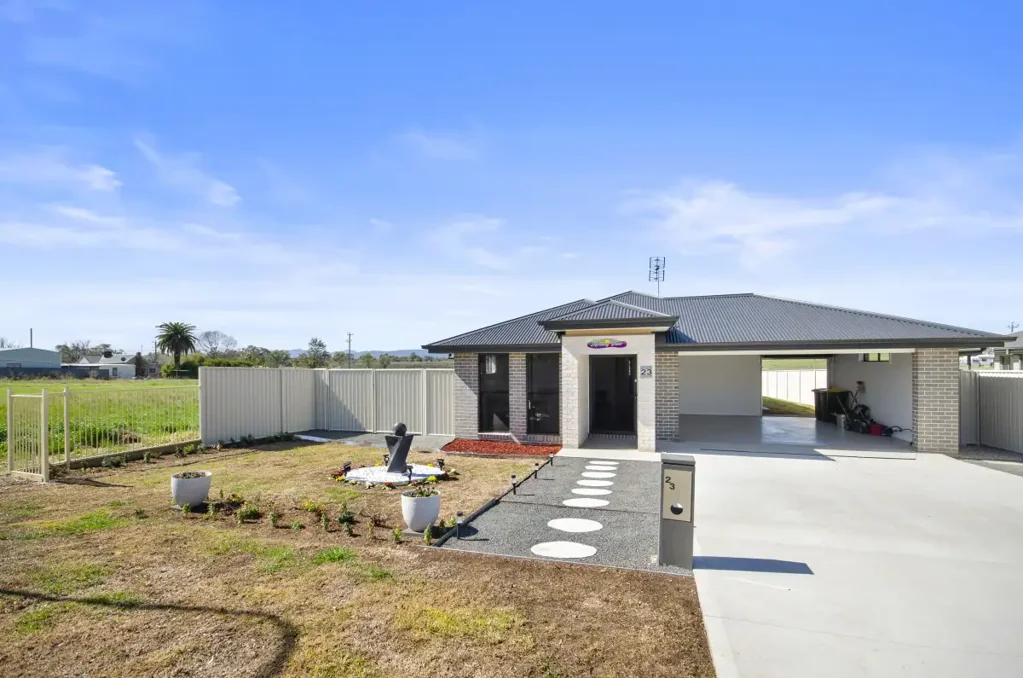 Quirindi 4房  FRESH, NEW HOME in Quirindi - fully furnished