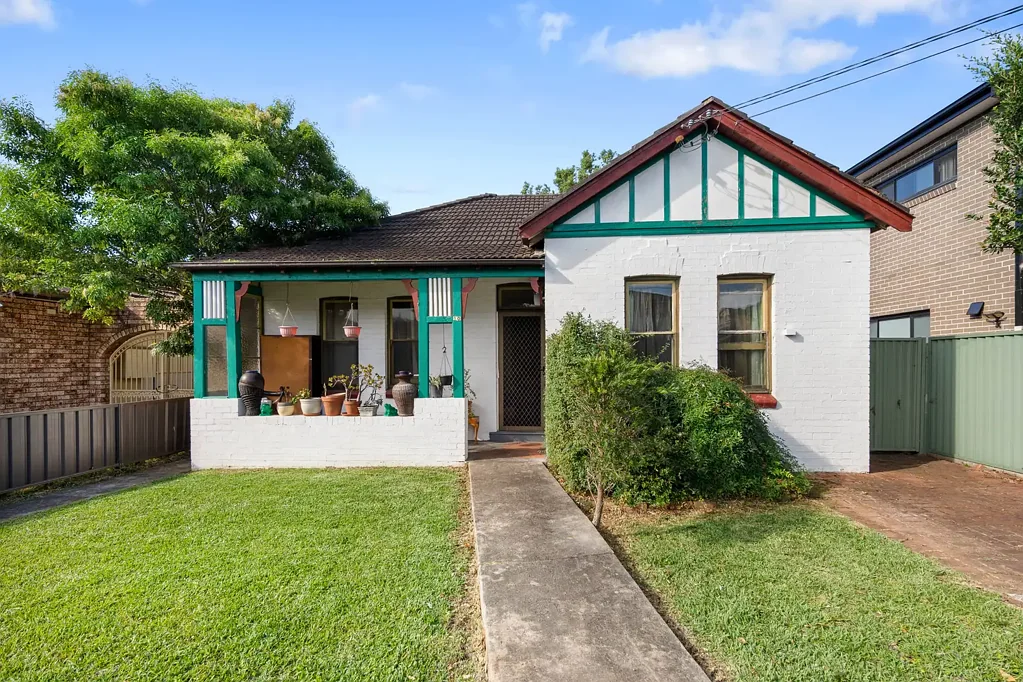 Hurstville 3Zimmer Renovate or Rebuild in one of Hurstville's Premier Streets
