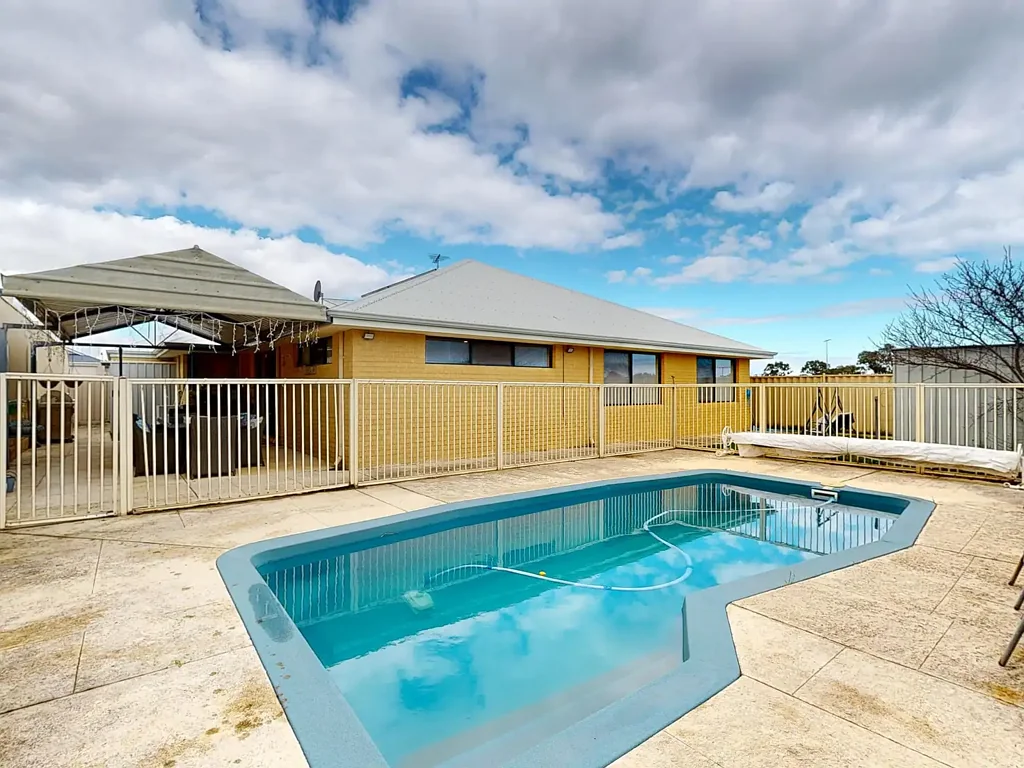 Ridgewood 4कमरा SPACIOUS FAMILY LIVING WITH A POOL & PLENTY OF ROOM TO GROW