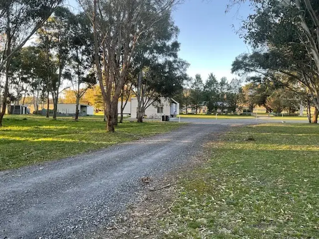RURAL LIFESTYLE ON ACREAGE
COMFORTABLE DEMOUNTABLE IN MARULAN
1KM to M5 (Hume Freeway)
2/3 Km To the Marulan town Centre