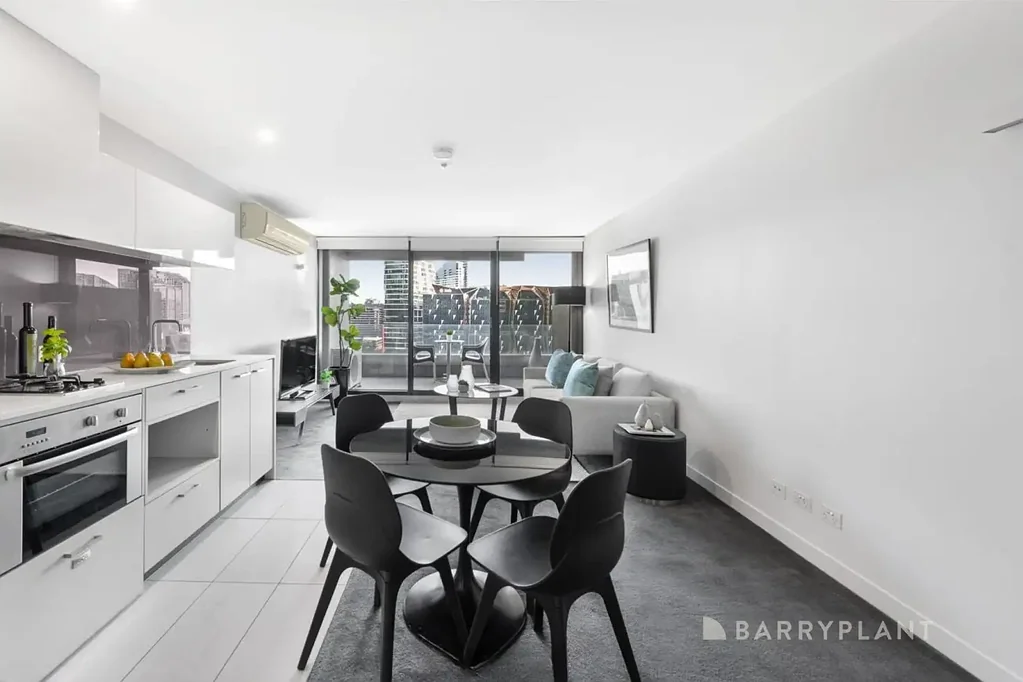 Melbourne 1房 高层CBD生活，带露台，现可入住！（约8.5%回报率！） Elevated CBD Living with terrace available now! (Inc 8.5% return approx!)