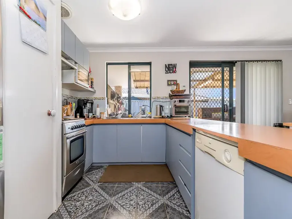 SPACIOUS FAMILY HOME WITH TWO LIVING AREAS & BIG BACKYARD!