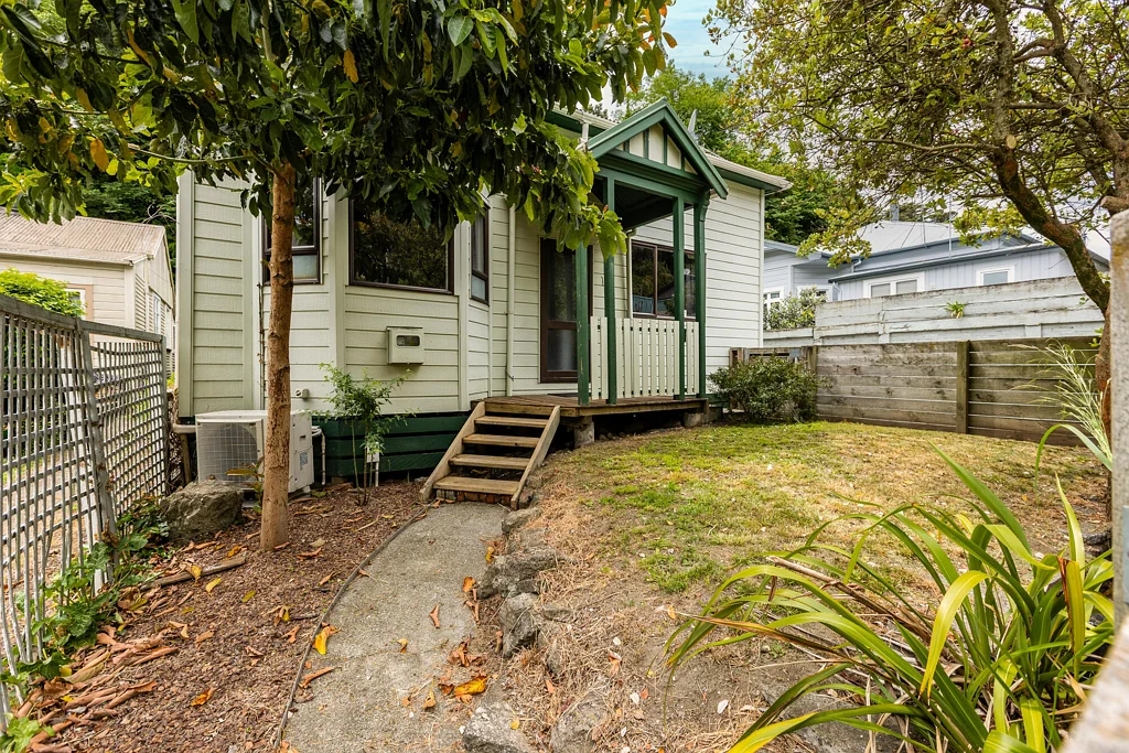 Napier Hill 3房  Huge price reduction – owners say sell!