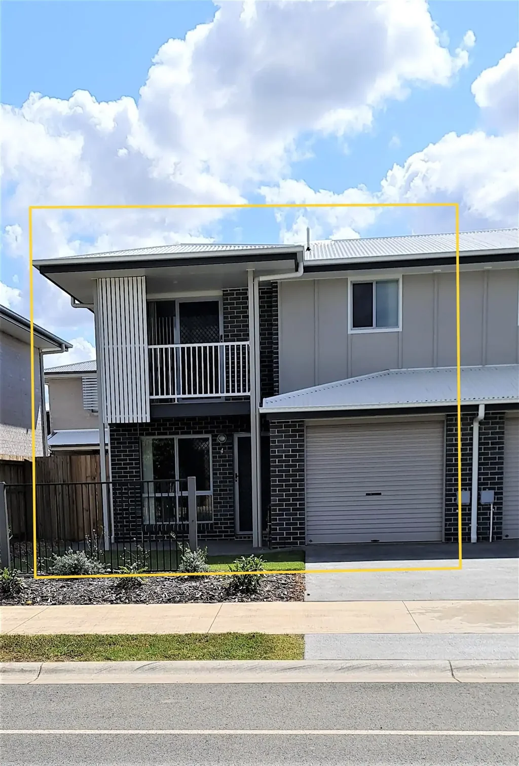 Caboolture South 3房 2021年新筑联排 三卧两层设计 石材台面精装 步行即达学园 公园 健身房配设 内部车库通达 高需求热门区 租金回报稳健 Modern Three-Bedroom Townhouse in Chambers - Ideal for First Home Buyers & Investors