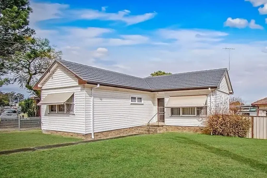 3BR House with recent updates! AC, MBIR, floorboards. Walk to train!