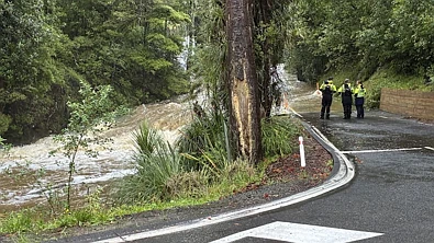 预警升级！恐怖暴雨袭击北岛，奥克兰司机连人带车被卷走！