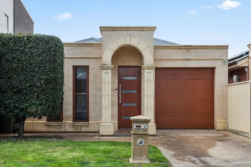 Campbelltown 3 Slaapkamer Contemporary Comfort with Poolside Appeal.
