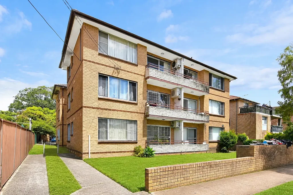 Campsie 2房 宽敞明亮的公寓，地理位置极其便利 Spacious sunlit apartment in an ultra-convenient location