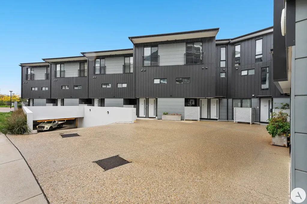 Greenway 2Zimmer Contemporary Townhome with Lake Views, Comfort & Convenience