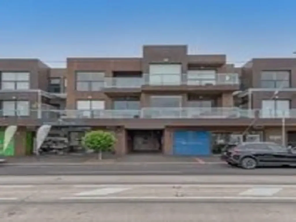 LIGHT AND BRIGHT TWO BEDROOM APARTMENT.....