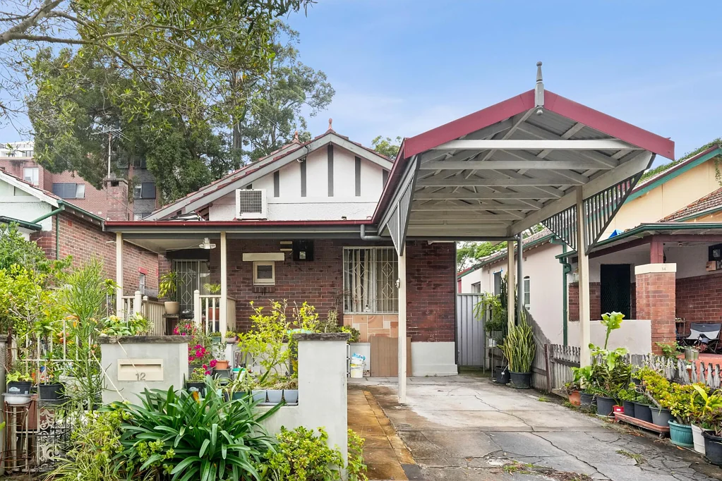 Burwood 5房 全砖住宅 四卧两卫 两车位 独立granny flat 316sqm地块 无遗产限制 潜力开发 步行生活圈 First time offered in 29 years | Prime Burwood opportunity with granny flat and redevelopment potential