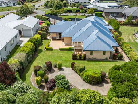 West Melton 4房  Size, space and garaging in a park-like setting