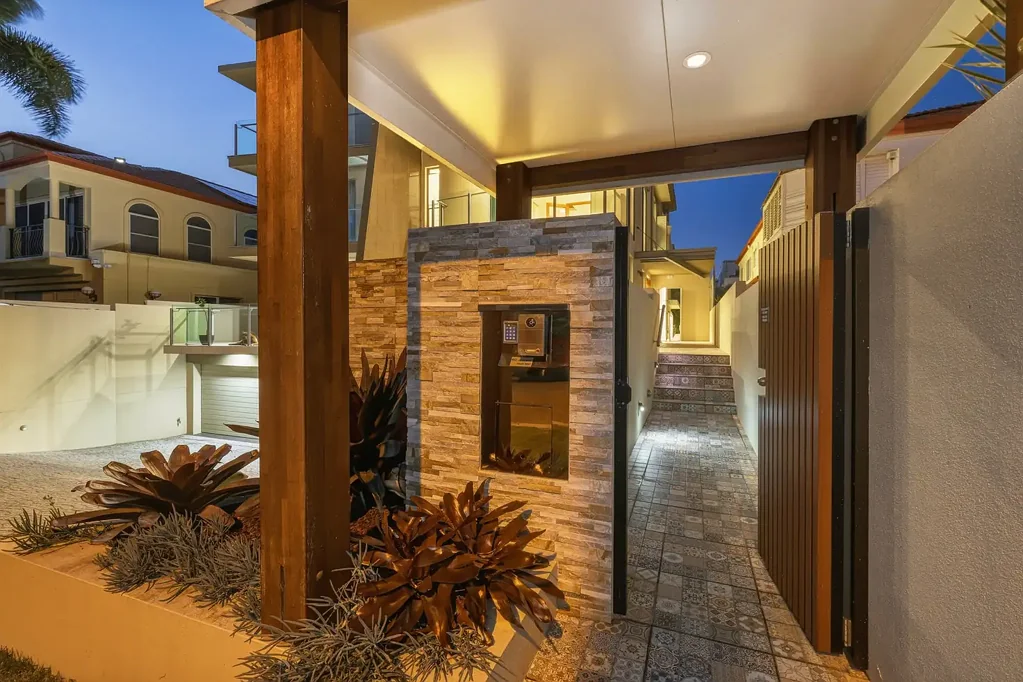 Main Beach 4房  Single-Level Comfort in a Multi-Level Grand Villa